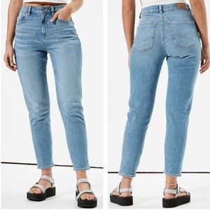 American Eagle High Rise Mom Jeans in Medium Washed Blue